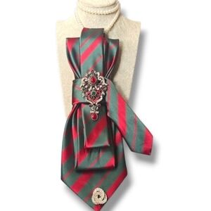 Jacquard Silk Italia Unique Folded Striped Tie in Green and Red and Brooch